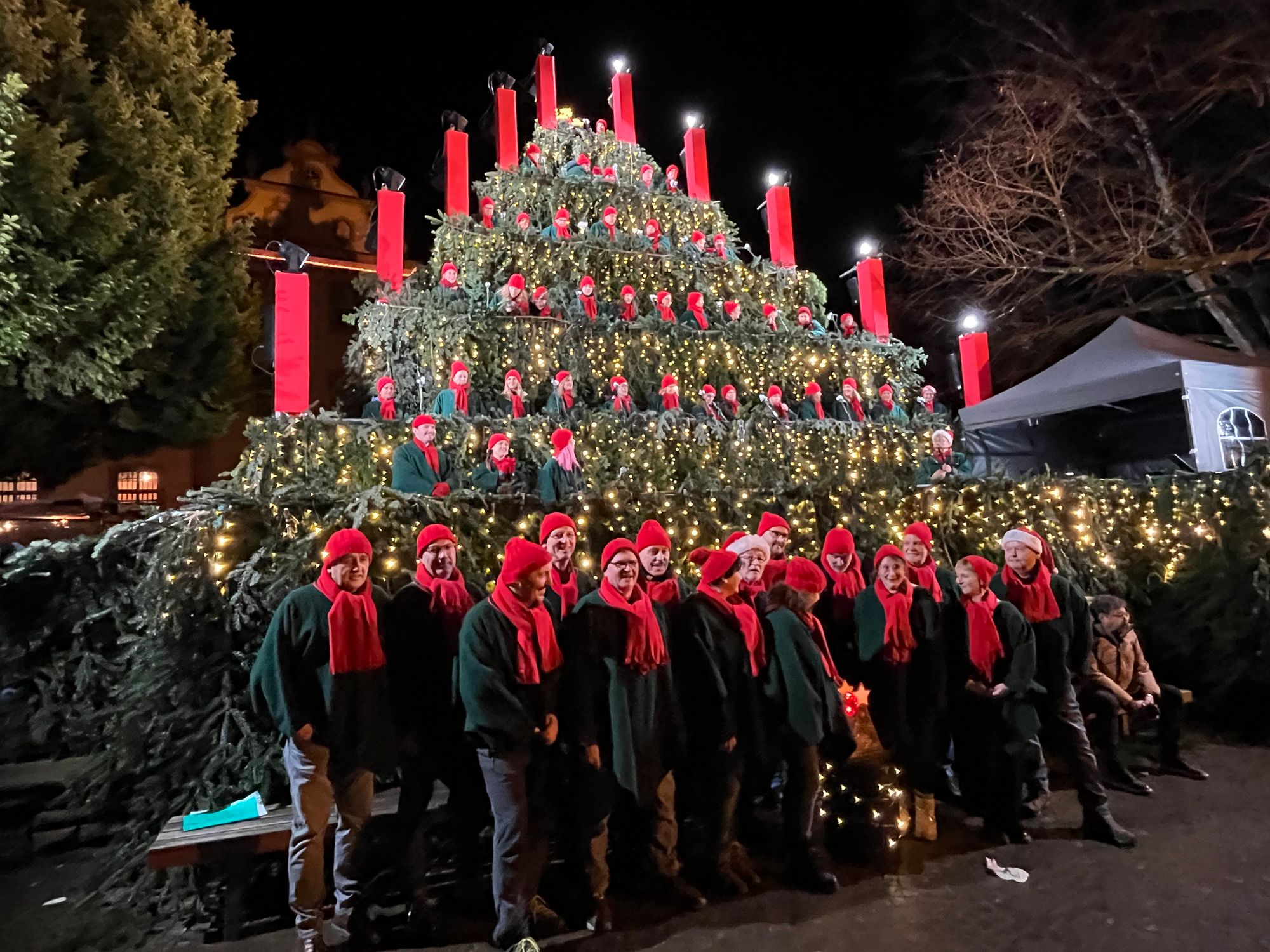 Organisationsteam bei der Eröffnung des singenden Weihnachtsbaums mit den „Singers‘ Night Soul- und Gospelchor aus Zürich (Schweiz)“ 
