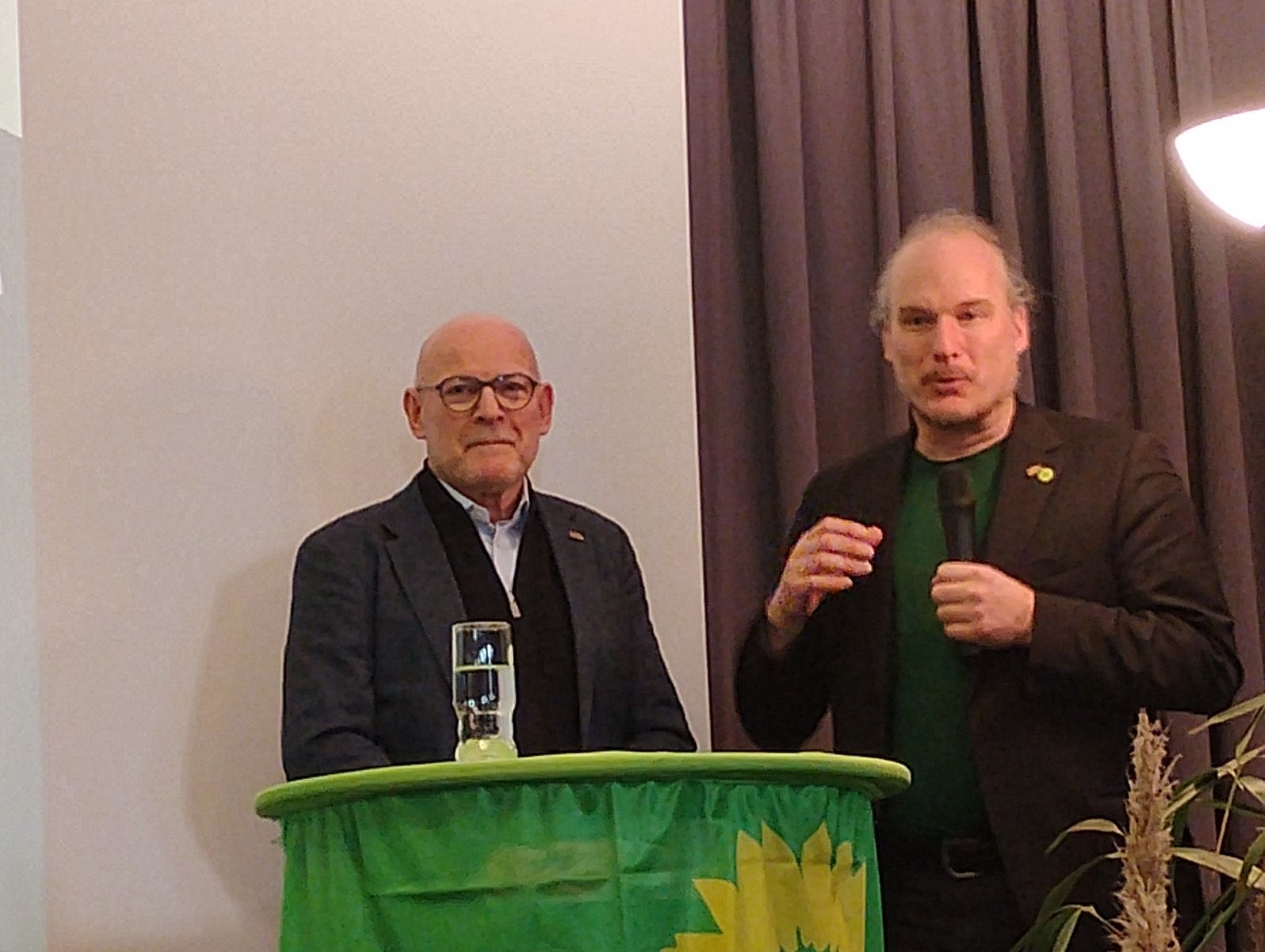 Winne Hermann wird von Rüdiger Tonojan beim Neujahrsempfang begrüßt