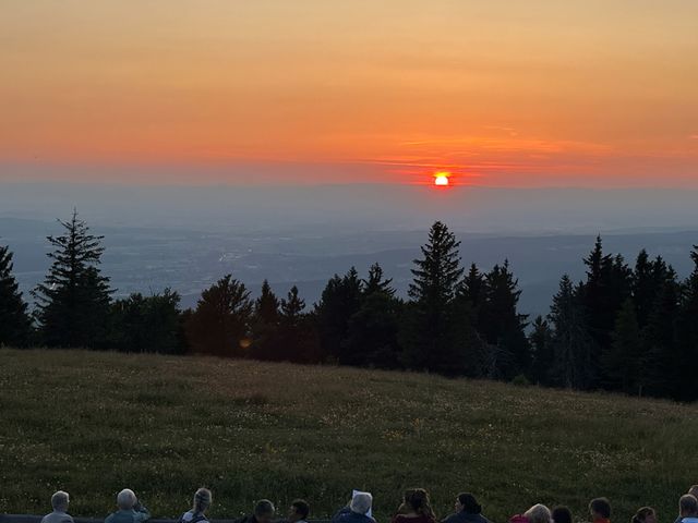 Der besondere Reiz der Sonnwendfeier zog wieder viele Besucher auf den Berg der Kräfte den Kandel
