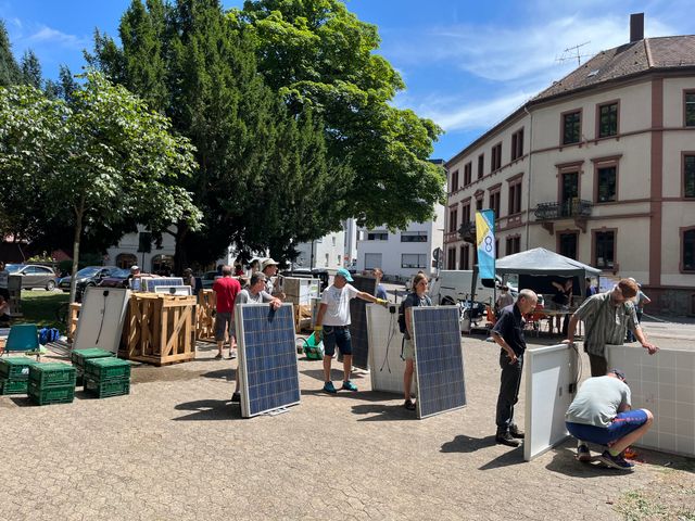 Balkonien 25 – Weltrekord Umwandlung von ausrangierten Solarpanelen zu Balkonsolaranlagen hat Waldkirch mit vier weiteren Städten gemeinsam geknackt