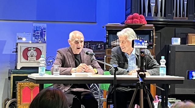 Kurator und Festivalleiter des Hausacher LeseLenz Jose F.A. Oliver bei der Orgelstiftung mit Ottmar Ette