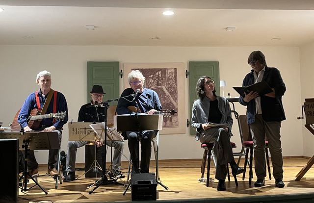 Die Gruppe Hinter-Sinn und die Sprecherinnen Cornelia Schmidt und Monika Rudolph 