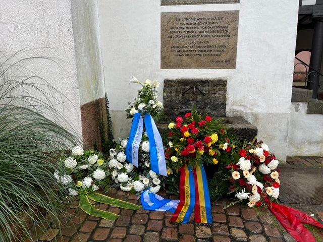 Mit dem 9. November verbindet sich in Deutschland das Gedenken an die Reichspogromnacht vor 87 Jahren, an die Ausrufung der ersten deutschen Republik vor 107 Jahren und an das Jahr 1989, als an diesem Tag die Mauer in Berlin fiel.