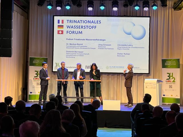 Mit dem Verband Region Südlicher Oberrhein führte es mich im Rahmen der Wasserstoffexkursion zu beispielhafte Unternehmen nach Eisenbach und nach Grenzach-Wyhlen, wo wir beispielhafte Unternehmen besuchten sowie zur Wasserstoffkonferenz nach Basel