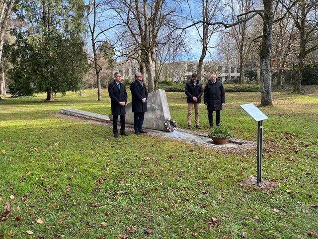 Gedenktag an die Opfer des Nationalsozialismus am Denkmal im Zentrum für Psychiatrie Emmendingen - Gedenkminute und Kranzniederlegung durch Gesundheitsminister Manfred Lucha und Gedenkfeier