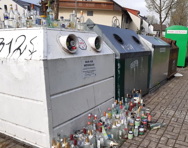 Aufgrund der Kritik an der viel zu späten Leerung der Glascontainer z.B. in Waldkirch oder die Frage Abholung des gelben Sackes nach einem Feiertag kann man nicht einfach zur Tagesordnung übergehen.