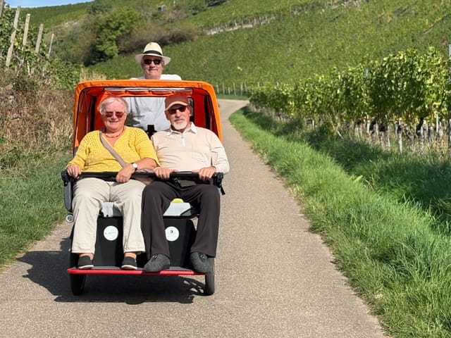 Unterwegs mit der Rikscha durch die Rebberge in Buchholz